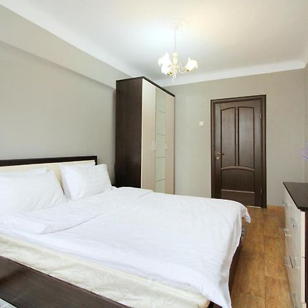Spacious Central Apartment Almaty Extérieur photo