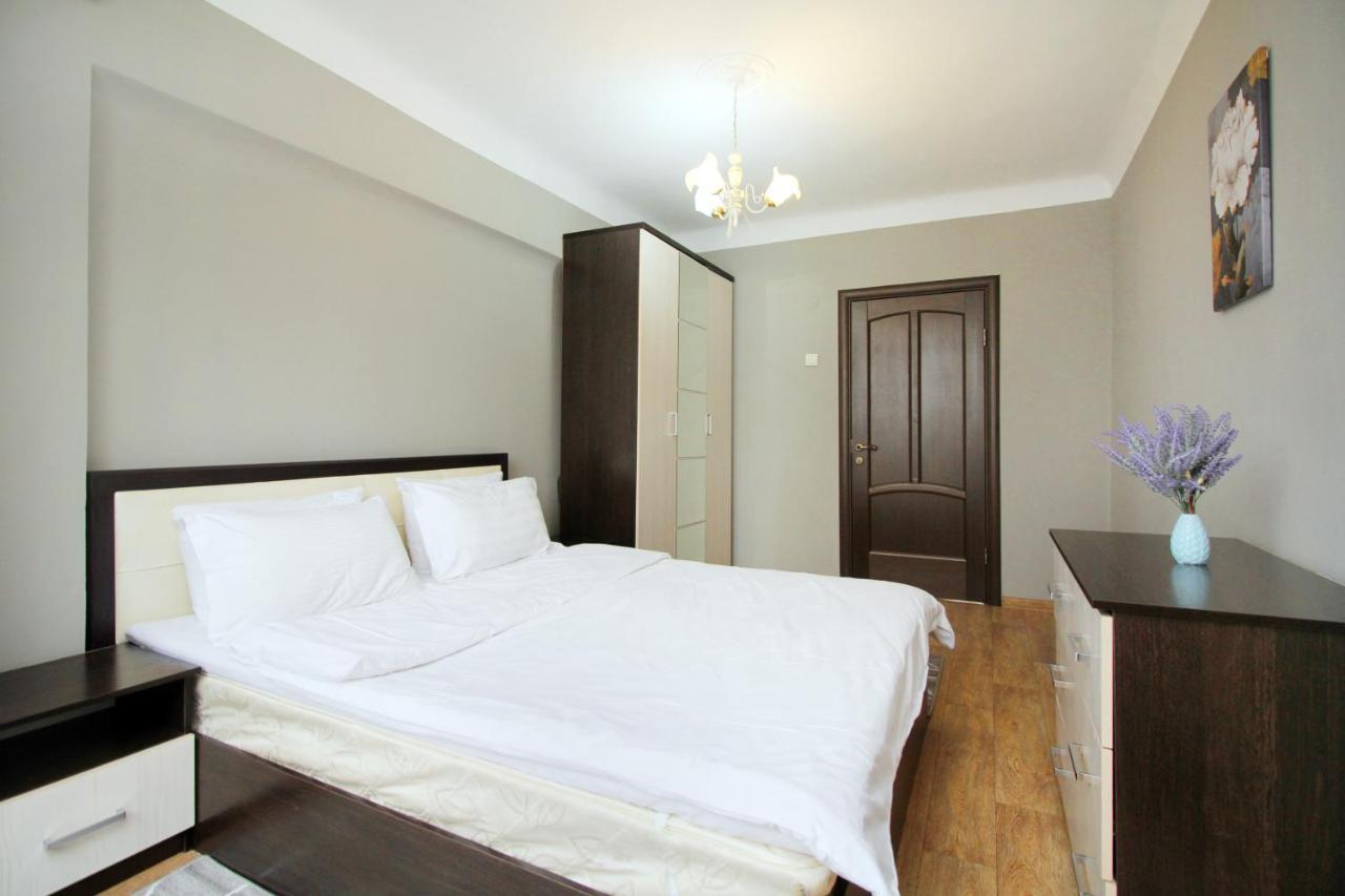 Spacious Central Apartment Almaty Extérieur photo